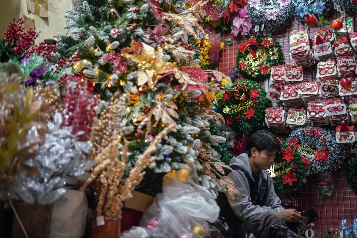 Pengunjung melihat pernak-pernik dekorasi Natal di Pasar Pagi Asemka, Jakarta, Minggu 21 Desember 2025. (Sumber: Poskota/Bilal Nugraha Ginanjar)