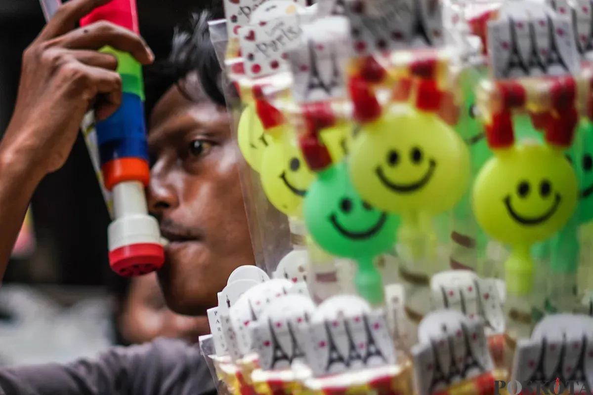 Penjual menjajakan terompet tahun baru di Pasar Pagi Asemka, Jakarta, Minggu 21 Desember 2025. (Sumber: Poskota/Bilal Nugraha Ginanjar)