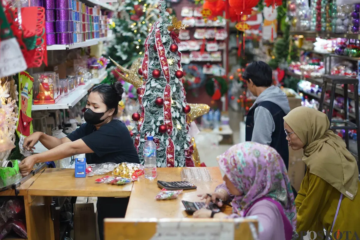 Pengunjung melihat pernak-pernik dekorasi Natal di Pasar Pagi Asemka, Jakarta, Minggu 21 Desember 2025. (Sumber: Poskota/Bilal Nugraha Ginanjar)