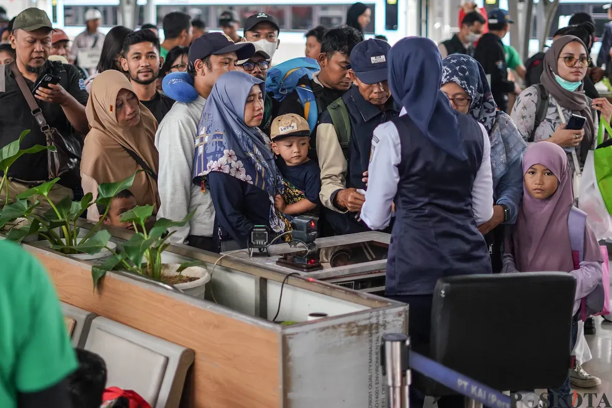Penumpang mengantre masuk kedalam peron kereta di Stasiun Pasar Senen, Jakarta Pusat, Minggu, 21 Desember 2025. (Sumber: Poskota/Bilal Nugraha Ginanjar)