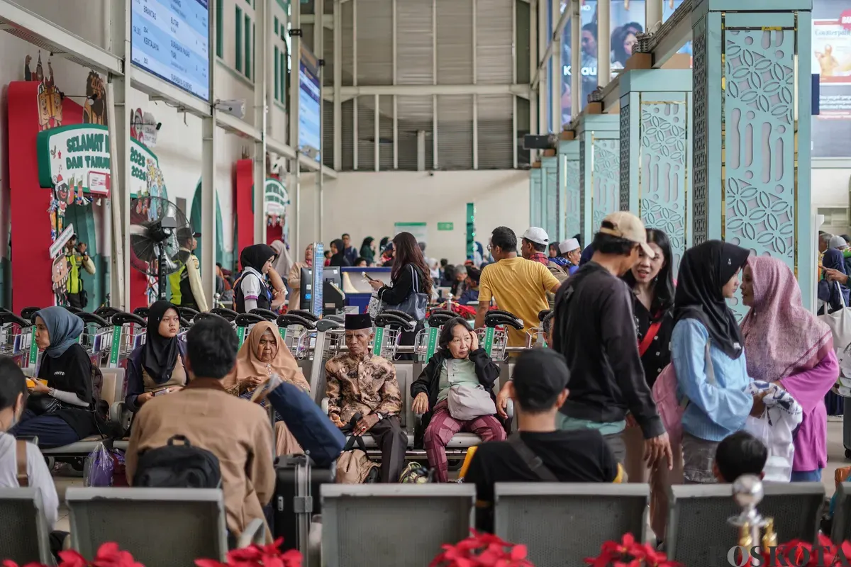 Penumpang menunggu kedatangan kereta di Stasiun Pasar Senen, Jakarta Pusat, Minggu, 21 Desember 2025. (Sumber: Poskota/Bilal Nugraha Ginanjar)