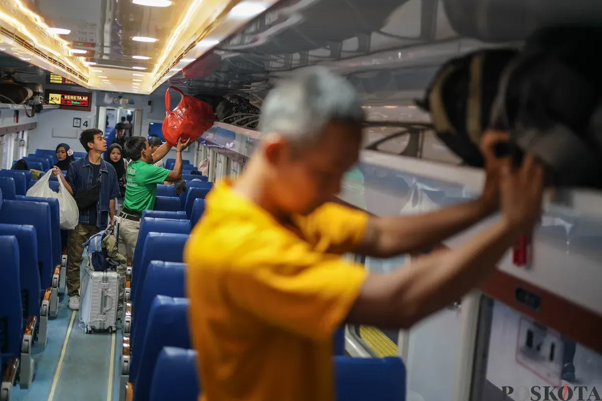 Penumpang menata barang bawaannya kedalam kereta di Stasiun Pasar Senen, Jakarta Pusat, Minggu, 21 Desember 2025. (Sumber: Poskota/Bilal Nugraha Ginanjar)