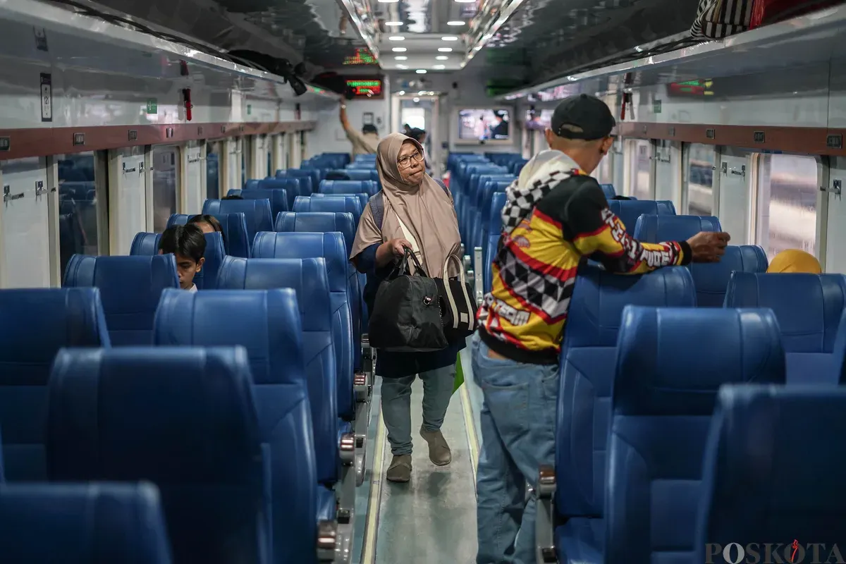 Penumpang berjalan dalam kereta di Stasiun Pasar Senen, Jakarta Pusat, Minggu, 21 Desember 2025. (Sumber: Poskota/Bilal Nugraha Ginanjar)