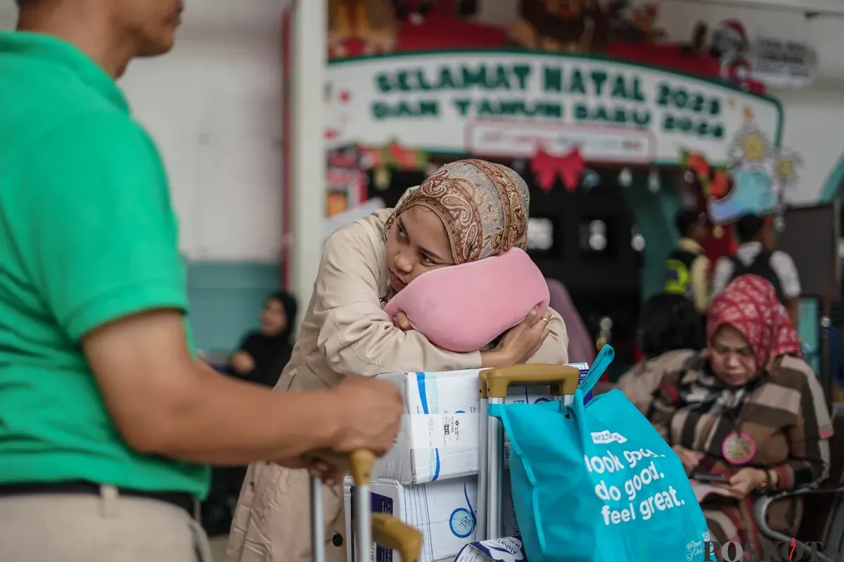 Penumpang menunggu kedatangan kereta di Stasiun Pasar Senen, Jakarta Pusat, Minggu, 21 Desember 2025. (Sumber: Poskota/Bilal Nugraha Ginanjar)