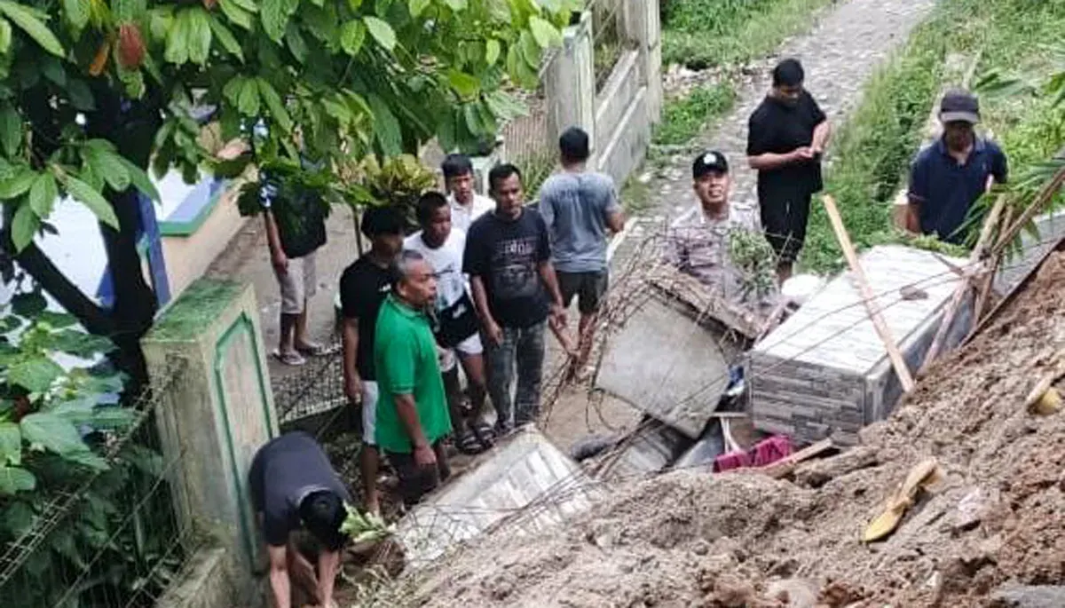 Sejumlah warga dan petugas BPBD Lebak saat melakukan penanganan bencana longsor. (Sumber: Istimewa)