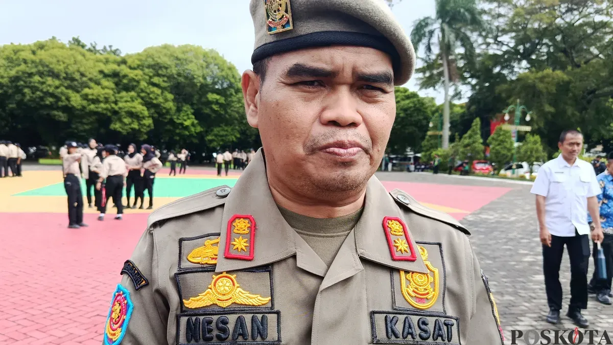 Kepala Satpol PP Kota Bekasi, Nesan Sujana, sebut pihaknya akan melakukan penyisiran terhadap sejumlah industri penginapan jelang Nataru. (Sumber: Poskota/Nurpini Aulia Rapika)