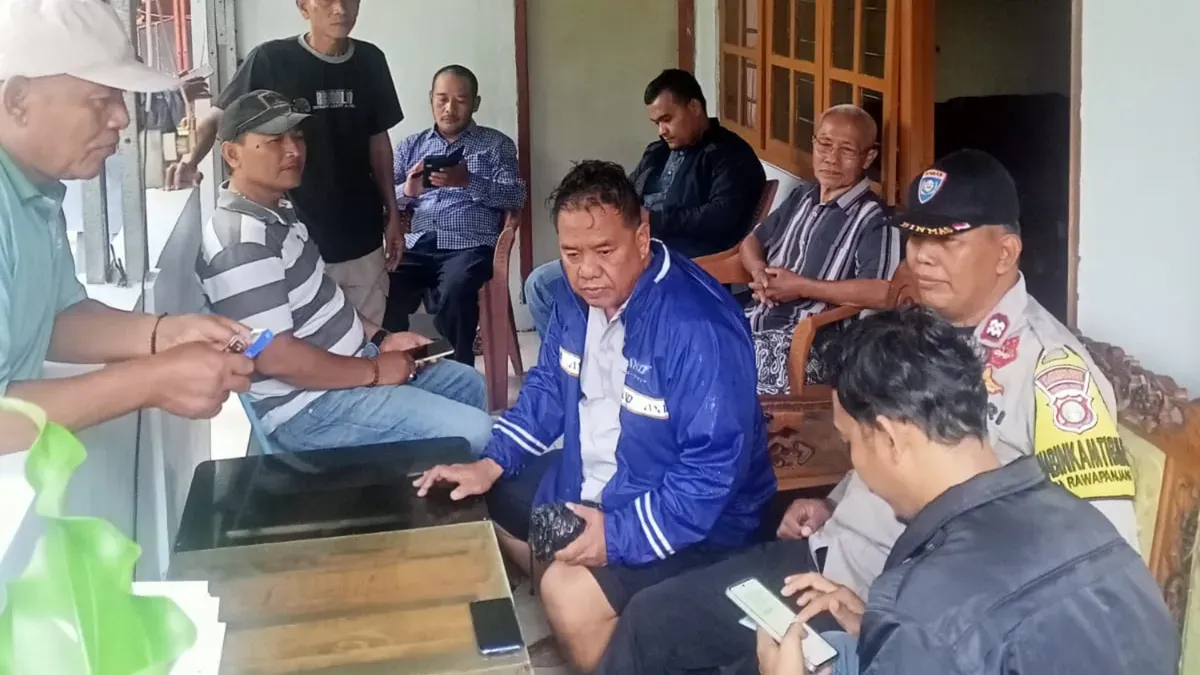 Pihak kepolisian melakukan penyelidikan setelah adanya laporan penemuan bayi di tumpukan sampah di wilayah Kampung Kelapa, Rawa Panjang, Bojonggede, Kabupaten Bogor. (Sumber: Humas Polsek Bojonggede)