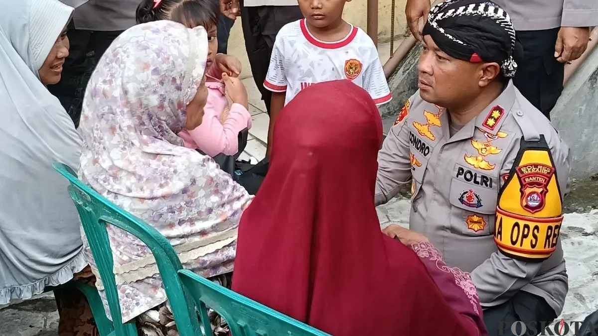 AKBP Condro Sasongko saat ngariung bersama emak-emak di Mapolsek Kragilan. (Sumber: Poskota/Rahmat Haryono)