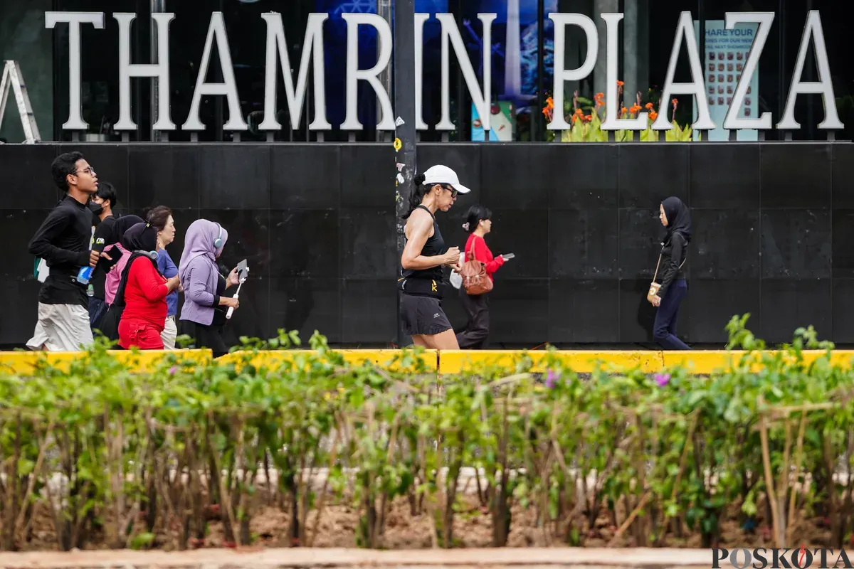 Warga berjalan kaki pada Hari Bebas Kendaraan Bermotor (HBKB) di Kawasan Bundaran HI, Jakarta, Minggu, 21 Desember 2025 (Sumber: Poskota/Bilal Nugraha Ginanjar)