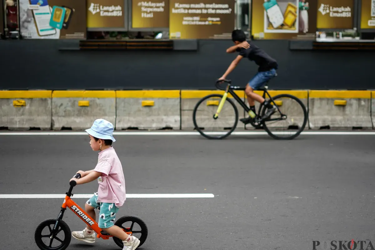 Warga berjalan kaki pada Hari Bebas Kendaraan Bermotor (HBKB) di Kawasan Bundaran HI, Jakarta, Minggu, 21 Desember 2025 (Sumber: Poskota/Bilal Nugraha Ginanjar)