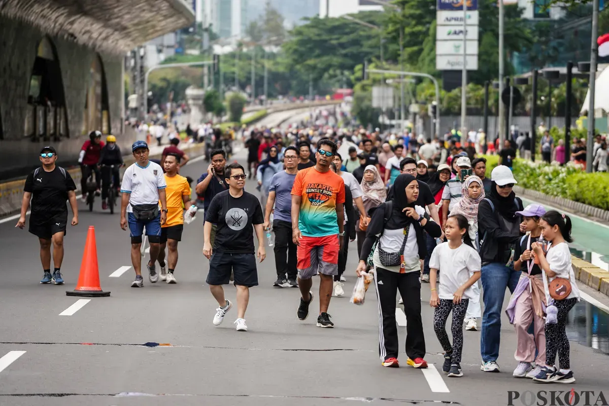Warga berjalan kaki pada Hari Bebas Kendaraan Bermotor (HBKB) di Kawasan Bundaran HI, Jakarta, Minggu, 21 Desember 2025 (Sumber: Poskota/Bilal Nugraha Ginanjar)