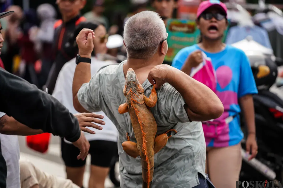 Warga berjalan kaki pada Hari Bebas Kendaraan Bermotor (HBKB) di Kawasan Bundaran HI, Jakarta, Minggu, 21 Desember 2025 (Sumber: Poskota/Bilal Nugraha Ginanjar)