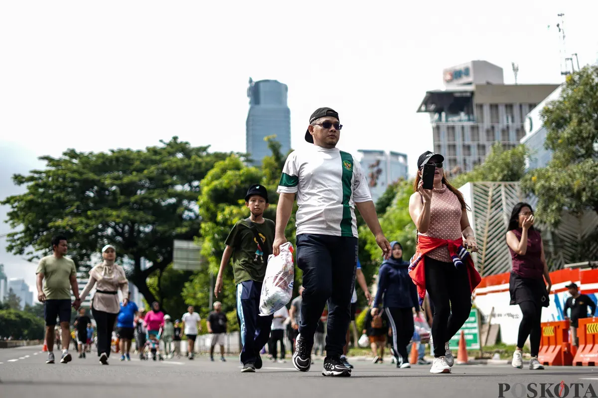 Warga berjalan kaki pada Hari Bebas Kendaraan Bermotor (HBKB) di Kawasan Bundaran HI, Jakarta, Minggu, 21 Desember 2025 (Sumber: Poskota/Bilal Nugraha Ginanjar)