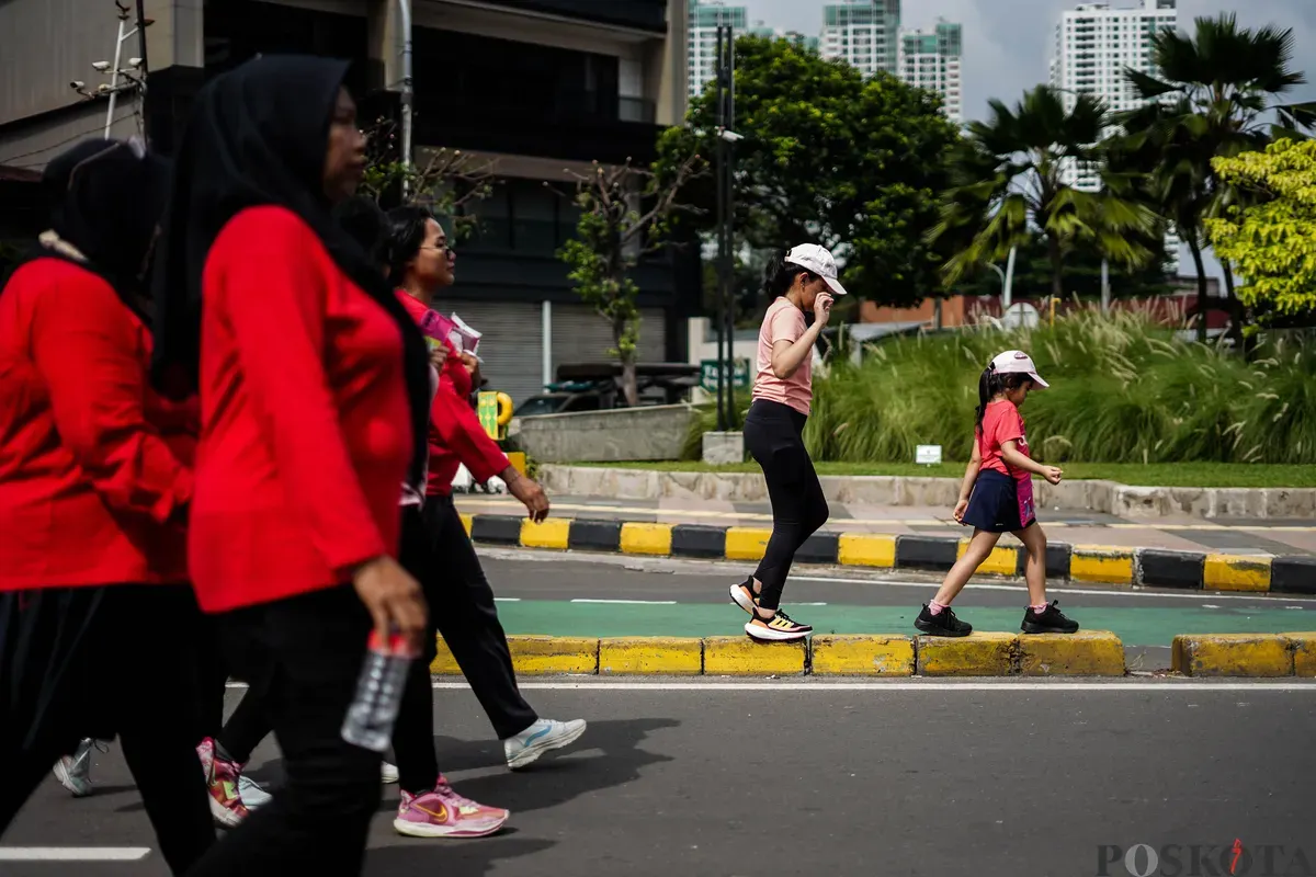 Warga berjalan kaki pada Hari Bebas Kendaraan Bermotor (HBKB) di Kawasan Bundaran HI, Jakarta, Minggu, 21 Desember 2025 (Sumber: Poskota/Bilal Nugraha Ginanjar)