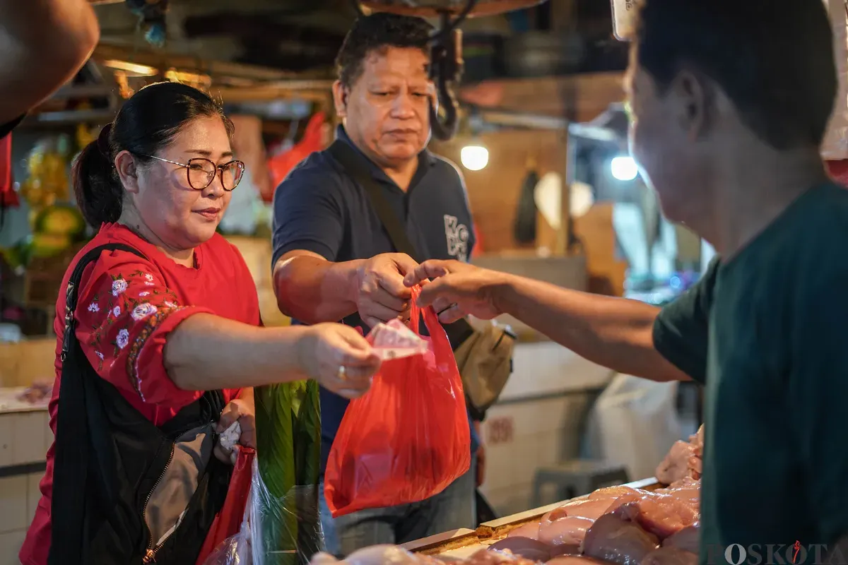 Pedagang memotong daging ayam di Pasar Senen, Jakarta, Senin, 22 Oktober 2025. (Sumber: Poskota/Bilal Nugraha Ginanjar)