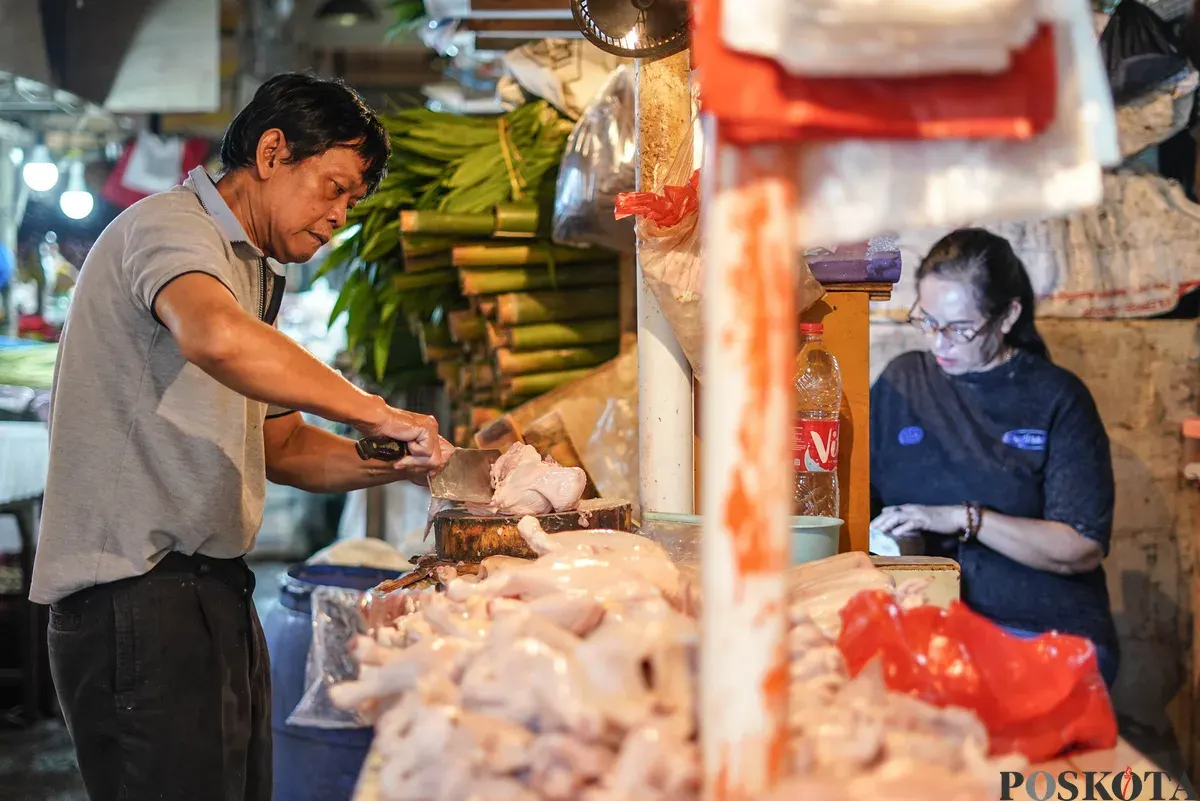 Pedagang memotong daging ayam di Pasar Senen, Jakarta, Senin, 22 Oktober 2025. (Sumber: Poskota/Bilal Nugraha Ginanjar)
