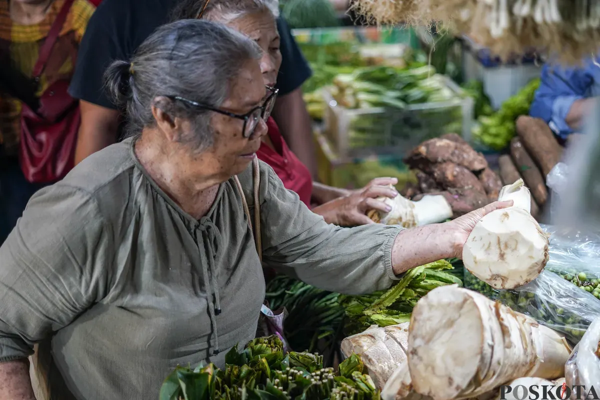 Pembeli memilih sayuran di Pasar Senen, Jakarta, Senin, 22 Oktober 2025. (Sumber: Poskota/Bilal Nugraha Ginanjar)