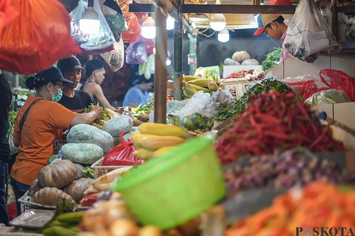 Pedagang melayani pembeli di Pasar Senen, Jakarta, Senin, 22 Oktober 2025. (Sumber: Poskota/Bilal Nugraha Ginanjar)