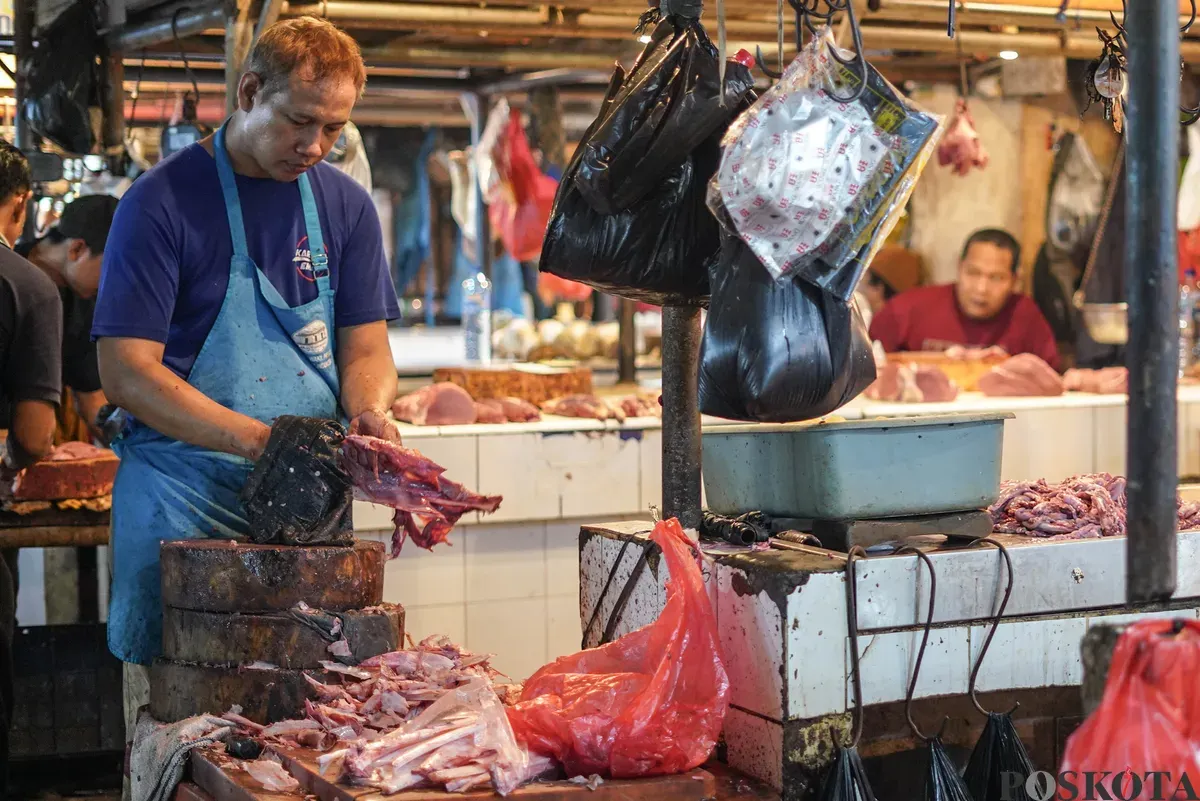 Pedagang memotong daging sapi di Pasar Senen, Jakarta, Senin, 22 Oktober 2025. (Sumber: Poskota/Bilal Nugraha Ginanjar)