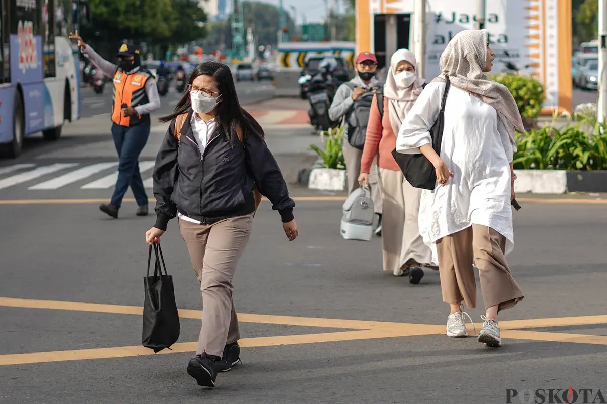 Pekerja berjalan saat jam pulang kerja di Jalan MH Thamrin, Jakarta, Senin, 22 Desember 2025. (Sumber: Poskota/Bilal Nugraha Ginanjar)