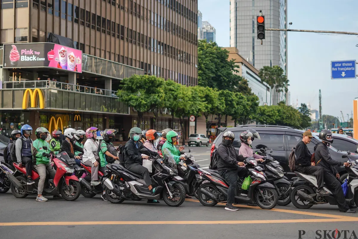 Pekerja menaiki ojek daring saat jam pulang kerja di Jalan MH Thamrin, Jakarta, Senin, 22 Desember 2025. (Sumber: Poskota/Bilal Nugraha Ginanjar)