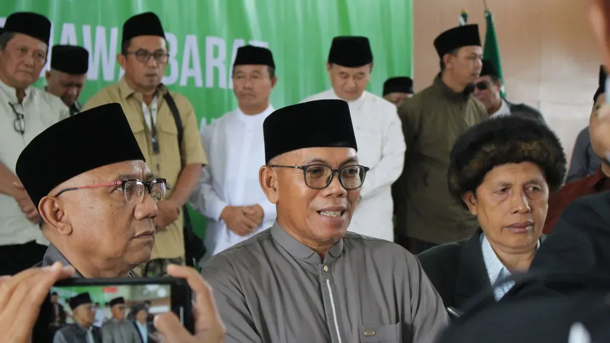 Ketua PWNU Jabar, KH. Juhadi Muhammad setelah membacakan deklarasi dinamika internal PBNU di Gedung PWNU Jawa Barat, Sabtu, 20 Desember 2025. (Sumber: Dok. PWNU Jabar)