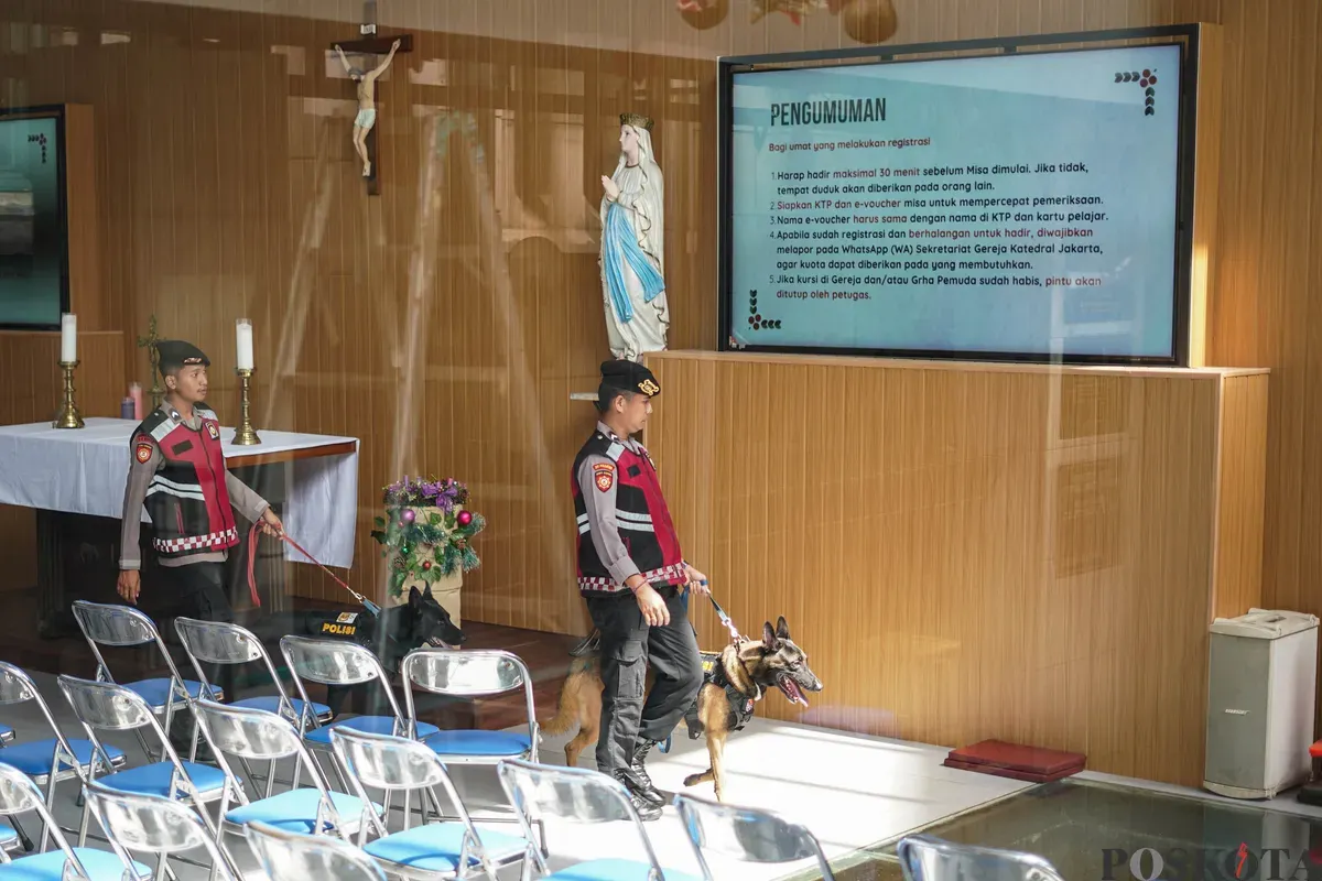 Anggota Tim Gegana Polri melakukan sterilisasi di Gereja Katedral, Jakarta, Selasa, 23 Desember 2025. (Sumber: Poskota/Bilal Nugraha Ginanjar)