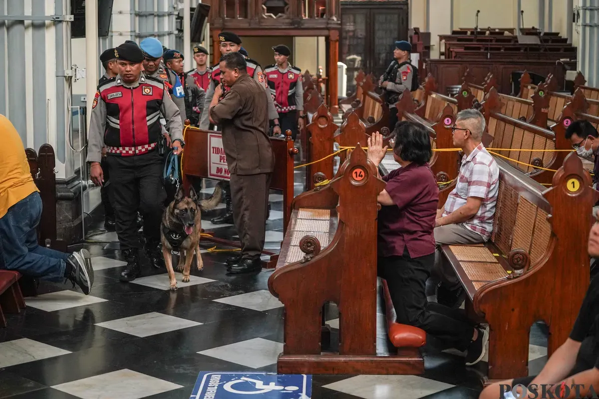 Anggota Tim Gegana Polri melakukan sterilisasi di Gereja Katedral, Jakarta, Selasa, 23 Desember 2025. (Sumber: Poskota/Bilal Nugraha Ginanjar)