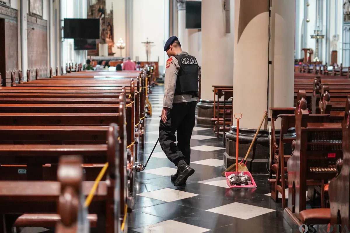 Anggota Tim Gegana Polri melakukan sterilisasi di Gereja Katedral, Jakarta, Selasa, 23 Desember 2025. (Sumber: Poskota/Bilal Nugraha Ginanjar)