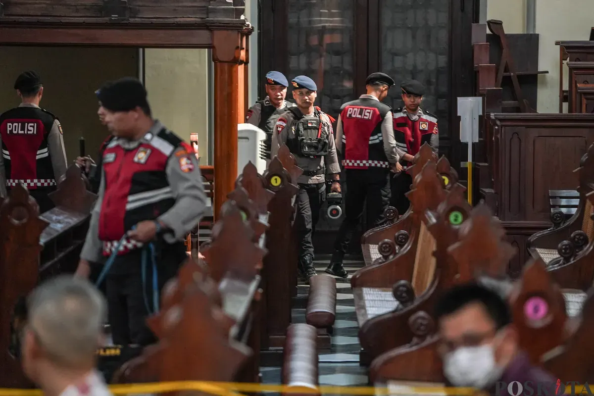 Anggota Tim Gegana Polri melakukan sterilisasi di Gereja Katedral, Jakarta, Selasa, 23 Desember 2025. (Sumber: Poskota/Bilal Nugraha Ginanjar)