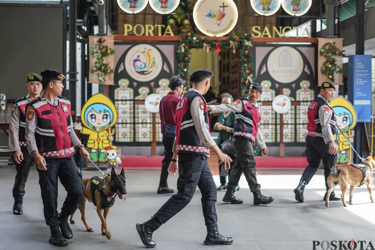 Anggota Tim Gegana Polri melakukan sterilisasi di Gereja Katedral, Jakarta, Selasa, 23 Desember 2025. (Sumber: Poskota/Bilal Nugraha Ginanjar)