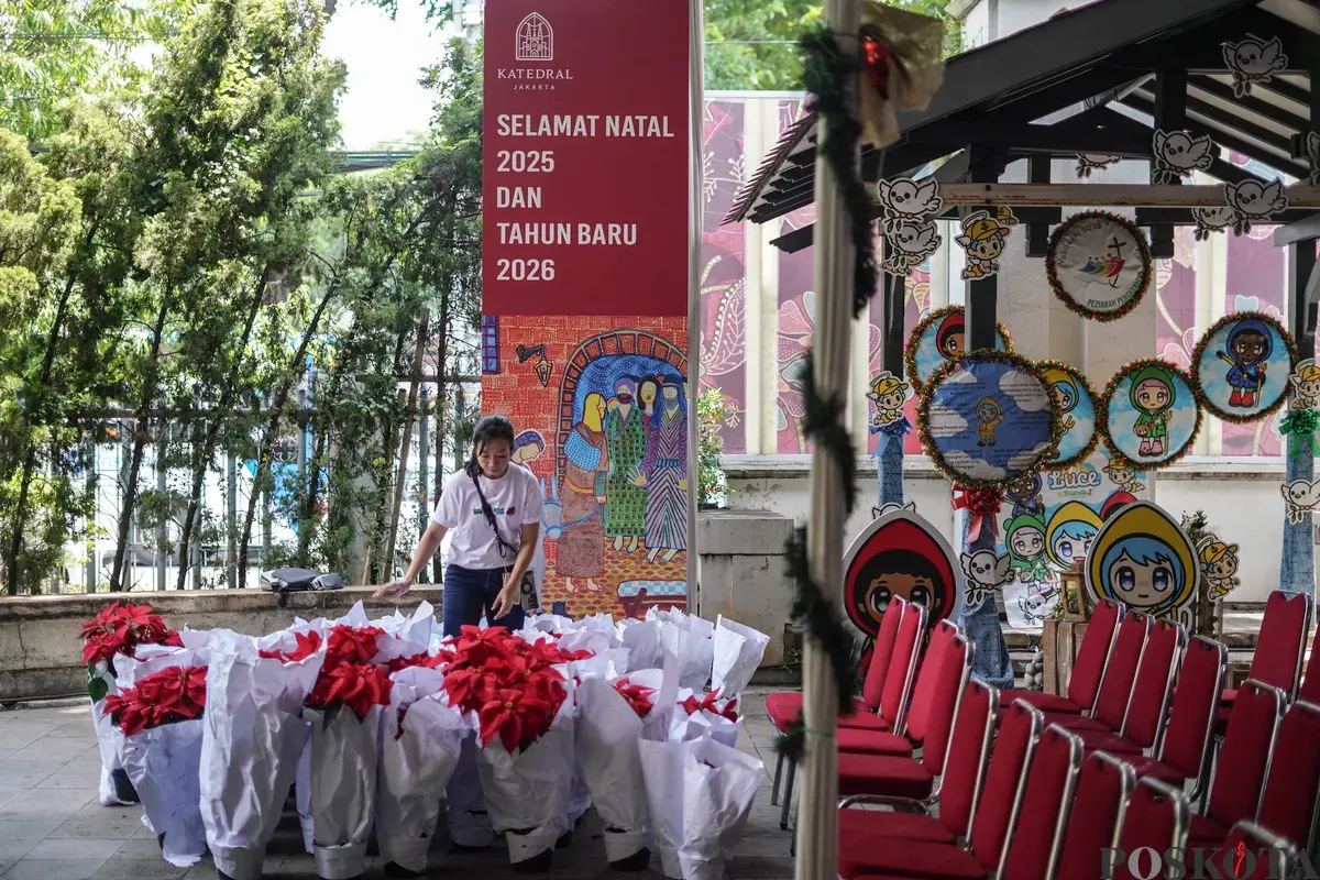Petugas menata bunga jelang Natal 2025 di Gereja Katedral, Jakarta, Selasa, 23 Desember 2025. (Sumber: Poskota/Bilal Nugraha Ginanjar)