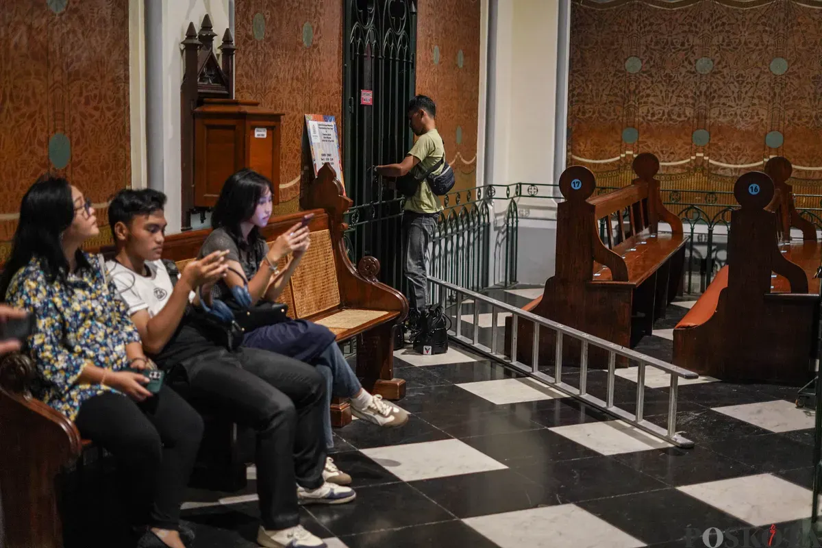Petugas bersiap membersihkan ruangan ibadah jelang Natal 2025 di Gereja Katedral, Jakarta, Selasa, 23 Desember 2025. (Sumber: Poskota/Bilal Nugraha Ginanjar)