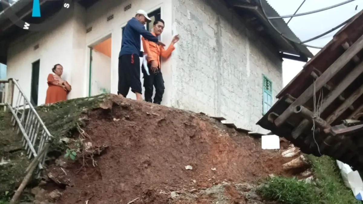 TPT di wilayah Nanggung, Kabupaten Bogor ambruk, empat rumah warga terancam. (Sumber: BPBD Kabupaten Bogor)