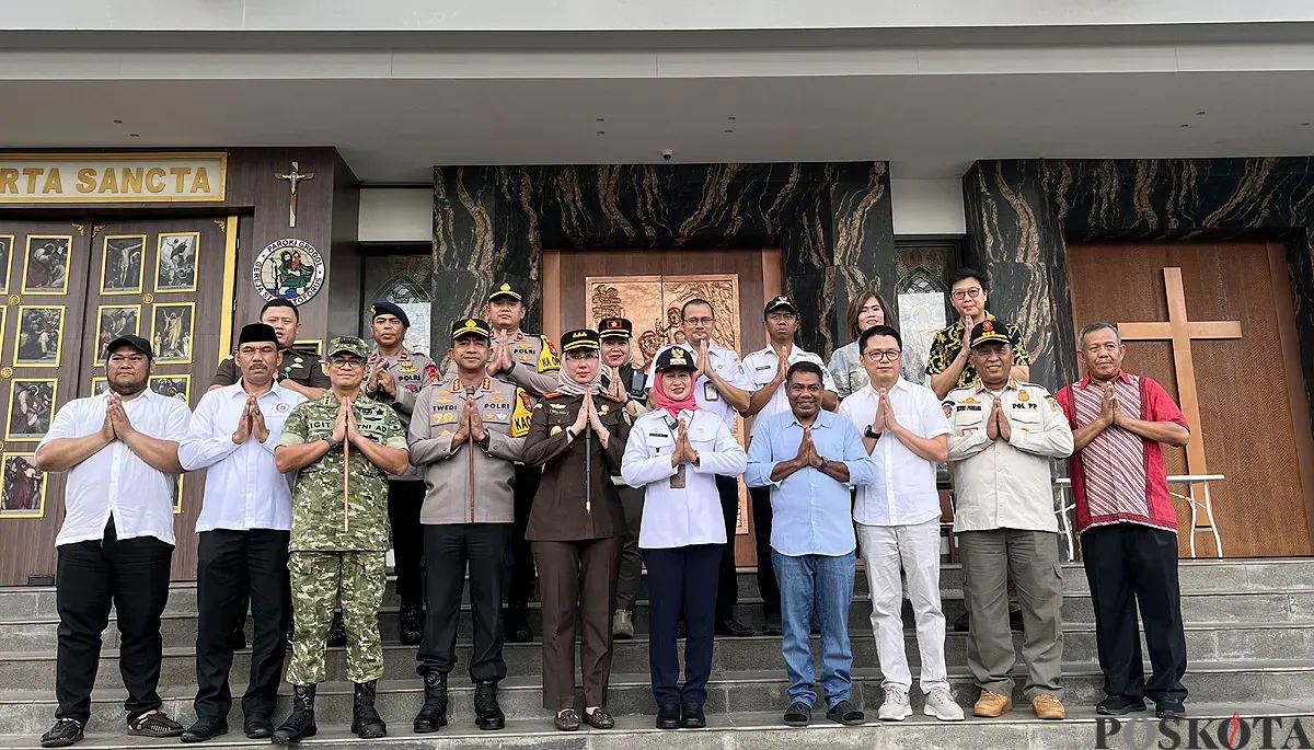 Jajaran Forkopimko Jakarta Barat mengecek sejumlah gereja menjelang perayaan Natal, Rabu, 24 Desember 2025. (Sumber: POSKOTA | Foto: Pandi Ramedhan)