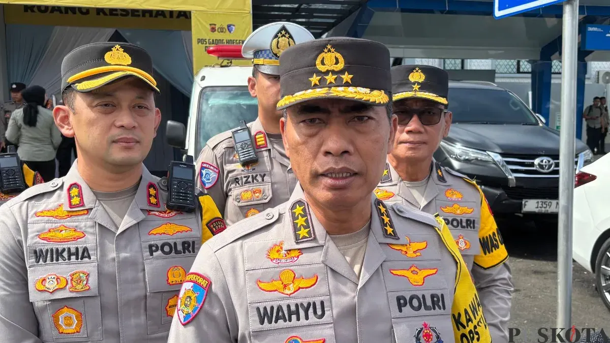Irwasum Polri, Komjen Pol Wahyu Widada memberi keterangan pers seusai peninjauan Polres Bogor di Jalur Puncak, Rabu, 24 Desember 2025. (Sumber: Poskota/Giffar Rivana)
