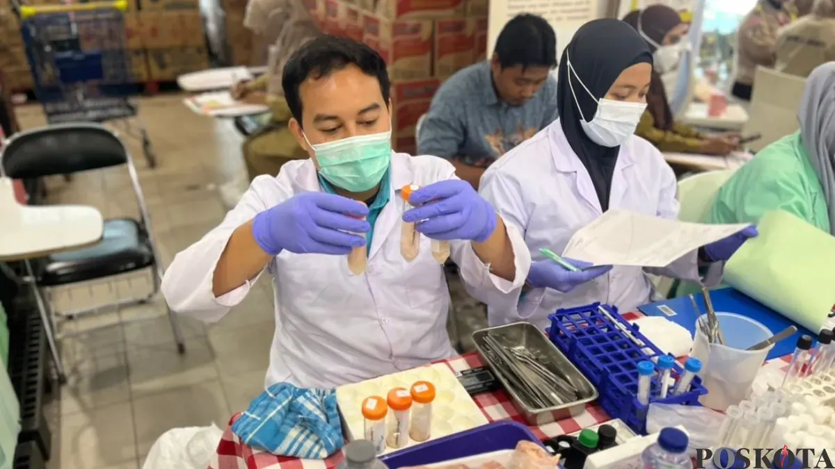 Pemkot Jakarta Barat melakukan uji sampel makanan di Hypermart Puri Indah, Kembangan, Jakarta Barat, Selasa, 23 Desember 2025. (Sumber: Poskota/Pandi Ramedhan)