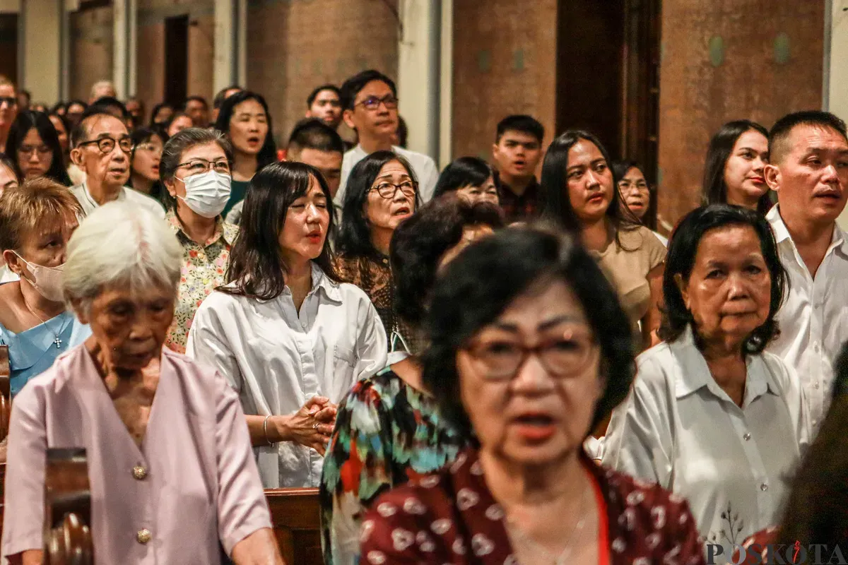 Jemaat Katolik melaksanakan Misa malam Natal di Gereja Katedral, Jakarta, Rabu, 24 Desember 2025. (Sumber: Poskota/Dhiya Ahmad Fauzan)