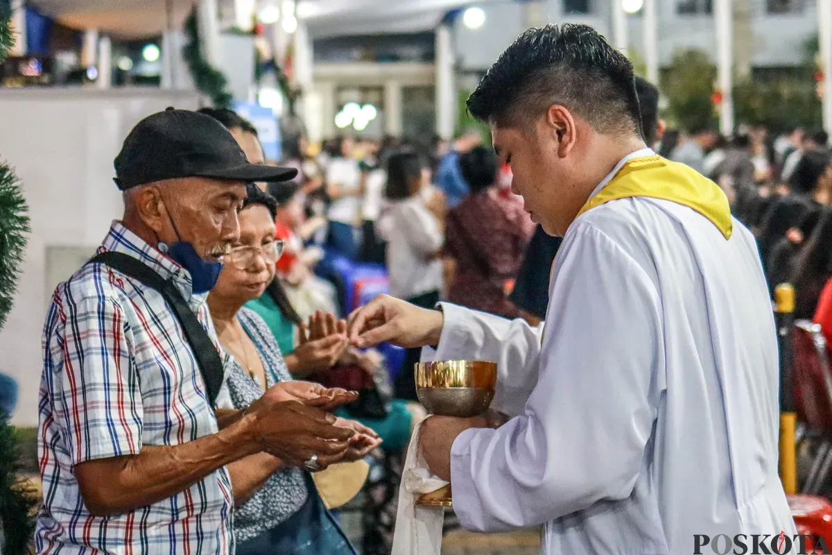 Jemaat Katolik melaksanakan Misa malam Natal di Gereja Katedral, Jakarta, Rabu, 24 Desember 2025. (Sumber: Poskota/Dhiya Ahmad Fauzan)