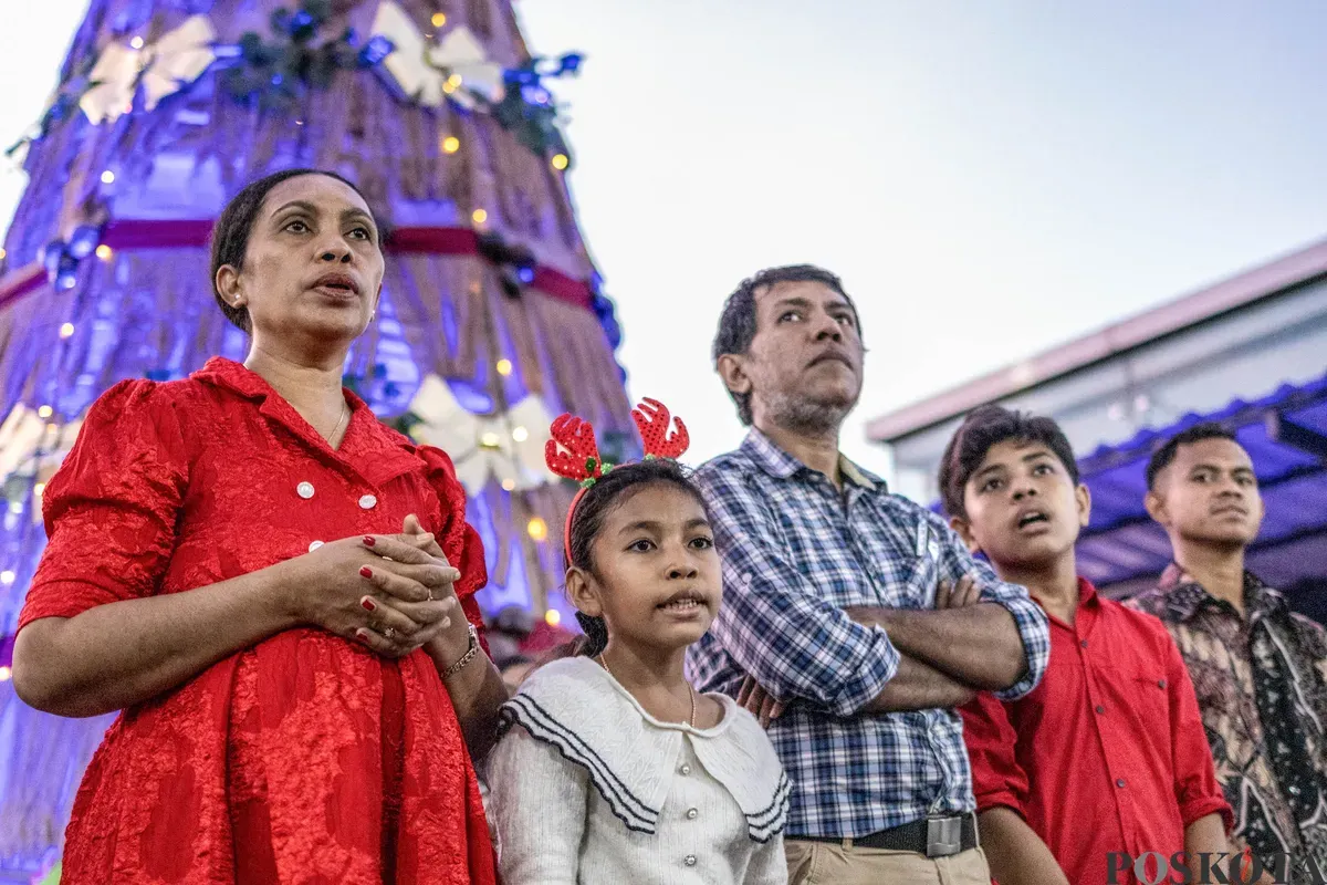 Jemaat Katolik melaksanakan Misa malam Natal di Gereja Katedral, Jakarta, Rabu, 24 Desember 2025. (Sumber: Poskota/Dhiya Ahmad Fauzan)