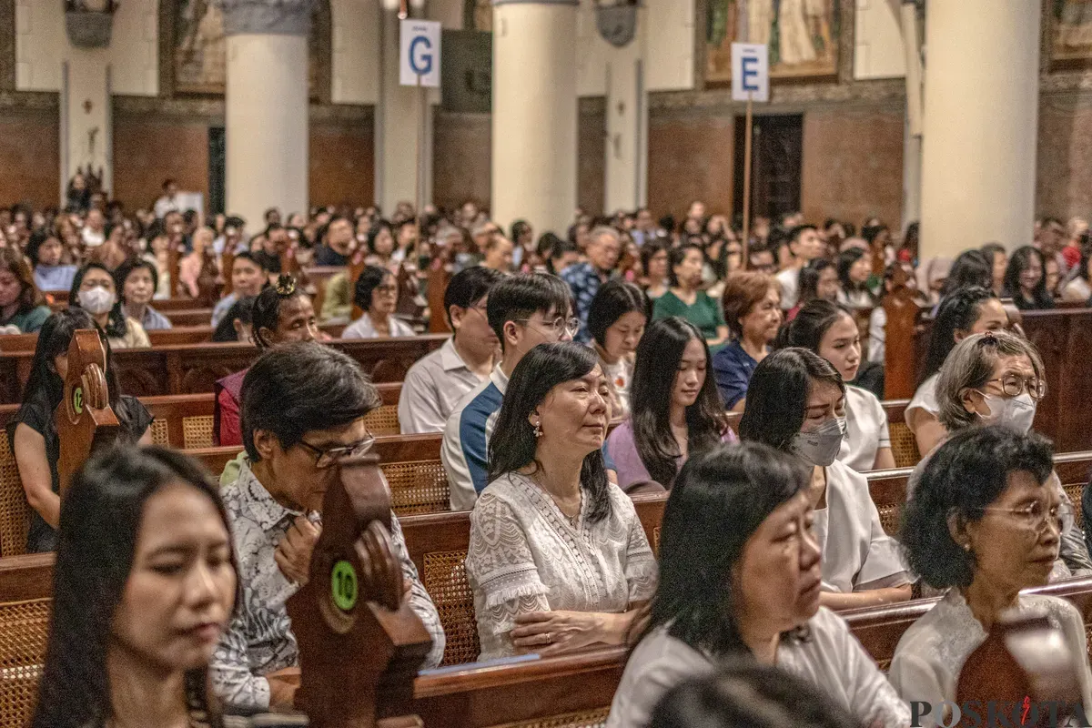 Jemaat Katolik melaksanakan Misa malam Natal di Gereja Katedral, Jakarta, Rabu, 24 Desember 2025. (Sumber: Poskota/Dhiya Ahmad Fauzan)