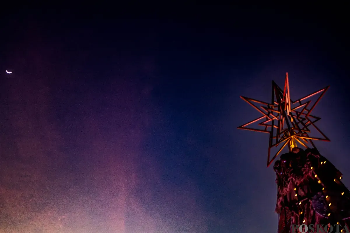 Jemaat Katolik melaksanakan Misa malam Natal di Gereja Katedral, Jakarta, Rabu, 24 Desember 2025. (Sumber: Poskota/Dhiya Ahmad Fauzan)