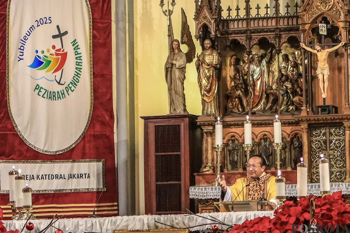 Jemaat Katolik melaksanakan Misa malam Natal di Gereja Katedral, Jakarta, Rabu, 24 Desember 2025. (Sumber: Poskota/Dhiya Ahmad Fauzan)