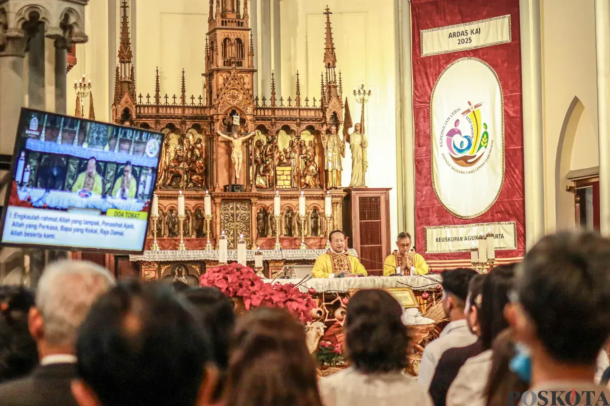 Jemaat Katolik melaksanakan Misa malam Natal di Gereja Katedral, Jakarta, Rabu, 24 Desember 2025. (Sumber: Poskota/Bilal Nugraha Ginanjar)