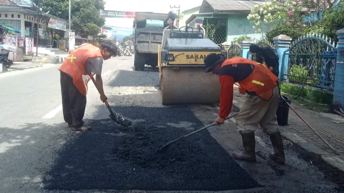 Sejumlah petugas dari UPT PJJ Lebak pada DPUPR Banten, saat melakukan penanganan jalan rusak. (Sumber: UPT PJJ Lebak)