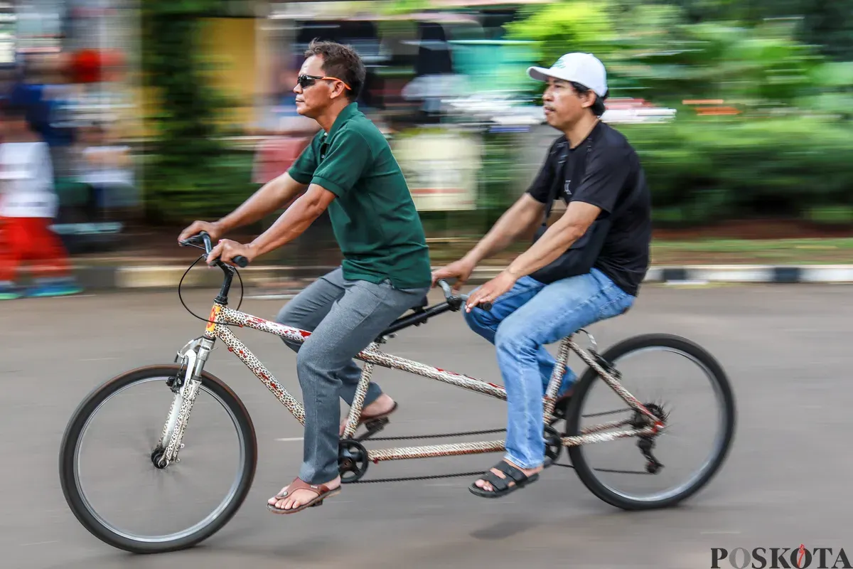 Pengunjung melihat satwa ketika berwisata di Taman Margasatwa Ragunan, Jakarta, Kamis, 25 Desember 2025. (Sumber: Poskota/Dhiya Ahmad Fauzan)