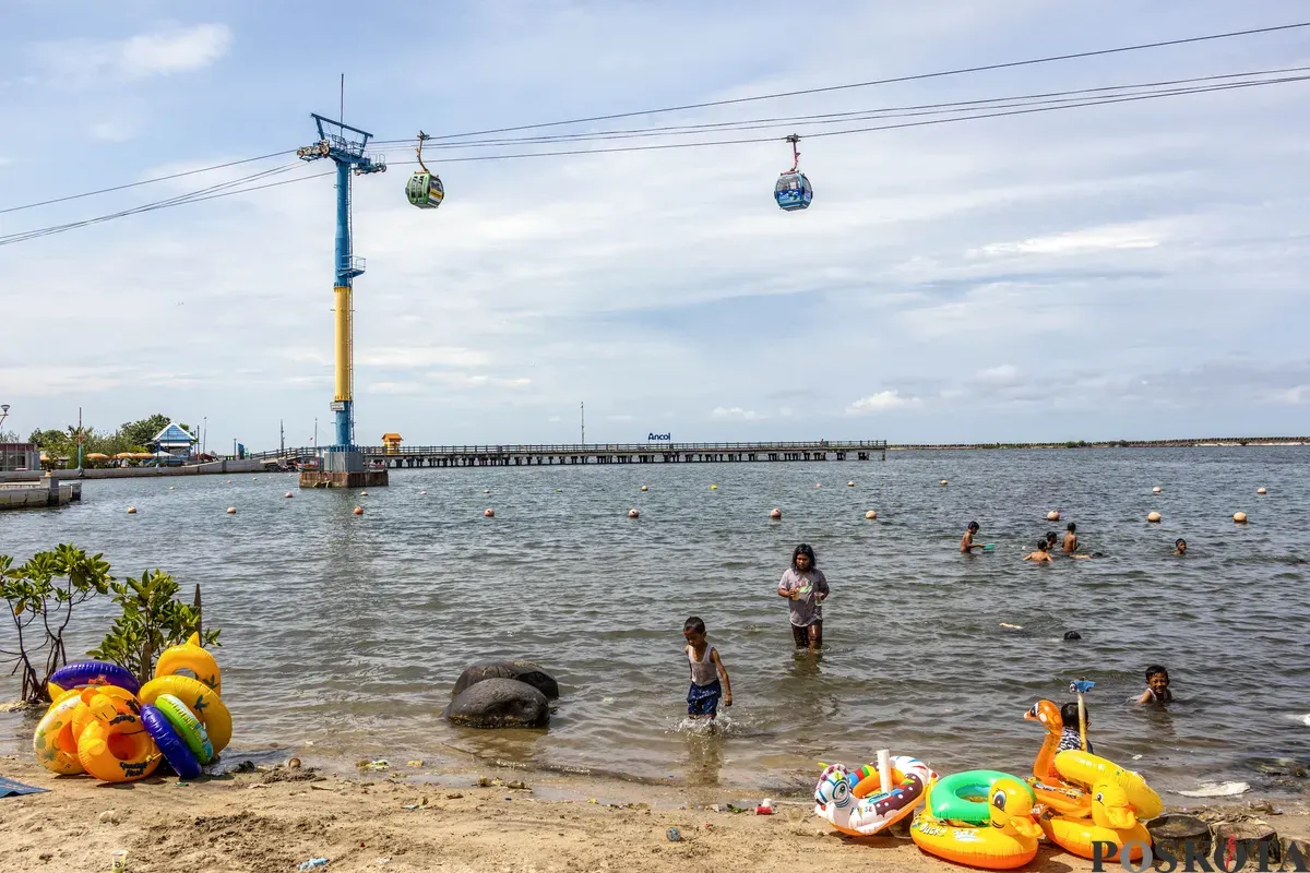 Pengunjung menikmati suasana libur panjang Natal dan Tahun Baru dengan berkunjung ke Taman Impian Jaya Ancol, Jakarta, Jumat, 26 Desember 2025. (Sumber: Poskota/Dhiya Ahmad Fauzan)