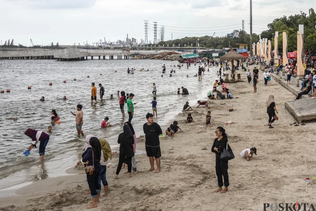 Pengunjung menikmati suasana libur panjang Natal dan Tahun Baru dengan berkunjung ke Taman Impian Jaya Ancol, Jakarta, Jumat, 26 Desember 2025. (Sumber: Poskota/Dhiya Ahmad Fauzan)