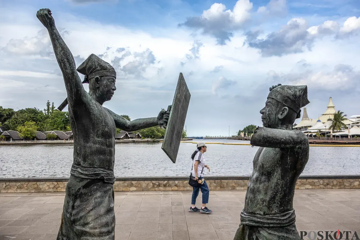 Pengunjung menikmati suasana libur panjang Natal dan Tahun Baru dengan berkunjung ke Taman Impian Jaya Ancol, Jakarta, Jumat, 26 Desember 2025. (Sumber: Poskota/Dhiya Ahmad Fauzan)