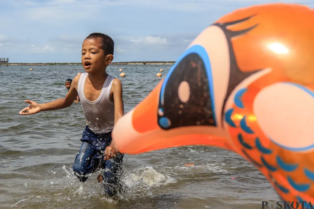 Pengunjung menikmati suasana libur panjang Natal dan Tahun Baru dengan berkunjung ke Taman Impian Jaya Ancol, Jakarta, Jumat, 26 Desember 2025. (Sumber: Poskota/Dhiya Ahmad Fauzan)